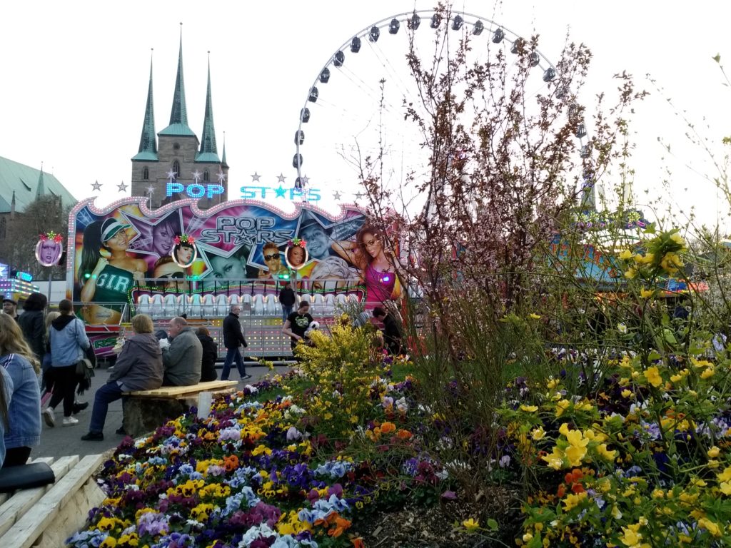 Blumenbeet, Riesenrad, Popstars und der Erfurter Dom auf dem Altstadtfrühling in Erfurt 2019 Erfurter Altstadtfrühling