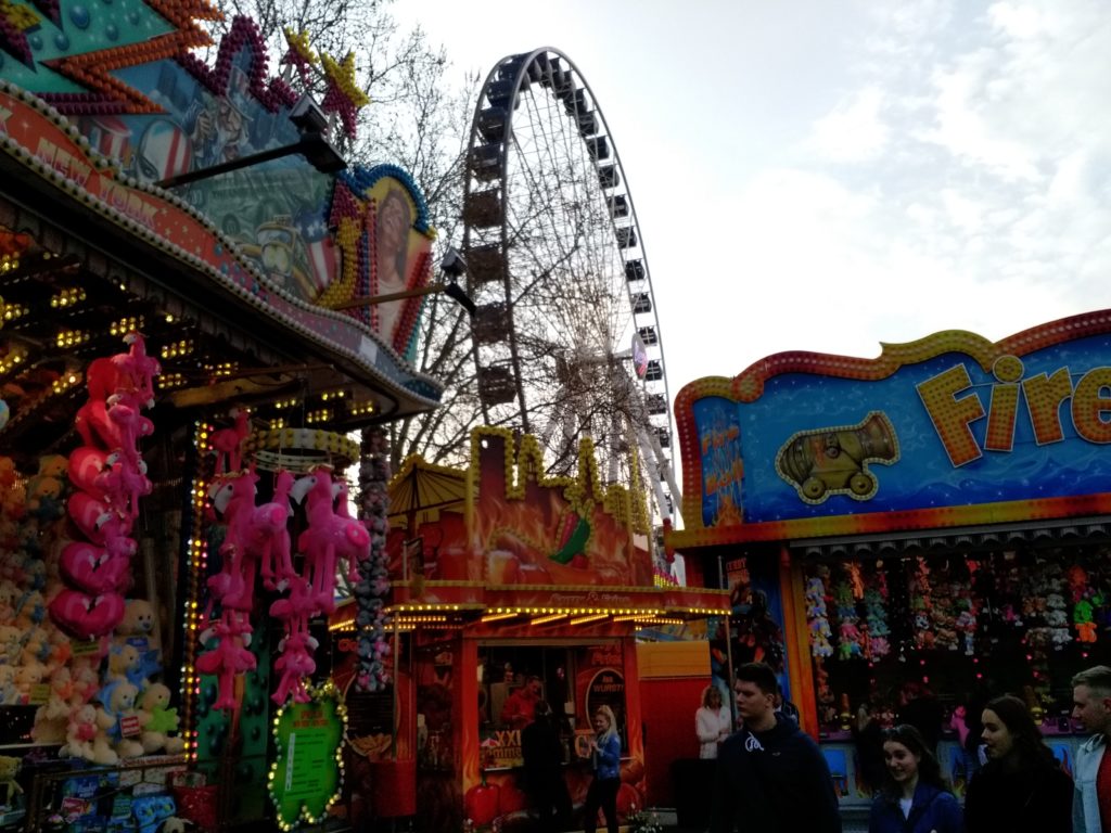 Das Riesenrad zwischen einer Lasbude und einem Kanonenstand auf dem Erfurter Altstadtfrühling Riesenrad Losbude Erfurter Altstadtfrühling