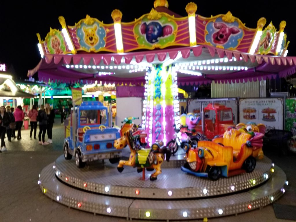 Süßes Kinderkarussell auf dem Frühlingsfest - Altstadtfrühling Kinderkarussell Altstadtfrühling