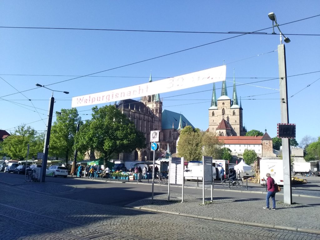Maifeuer Walpurgisnacht 2019 mit Dom und Severikirche von Erfurt im Hintergrund